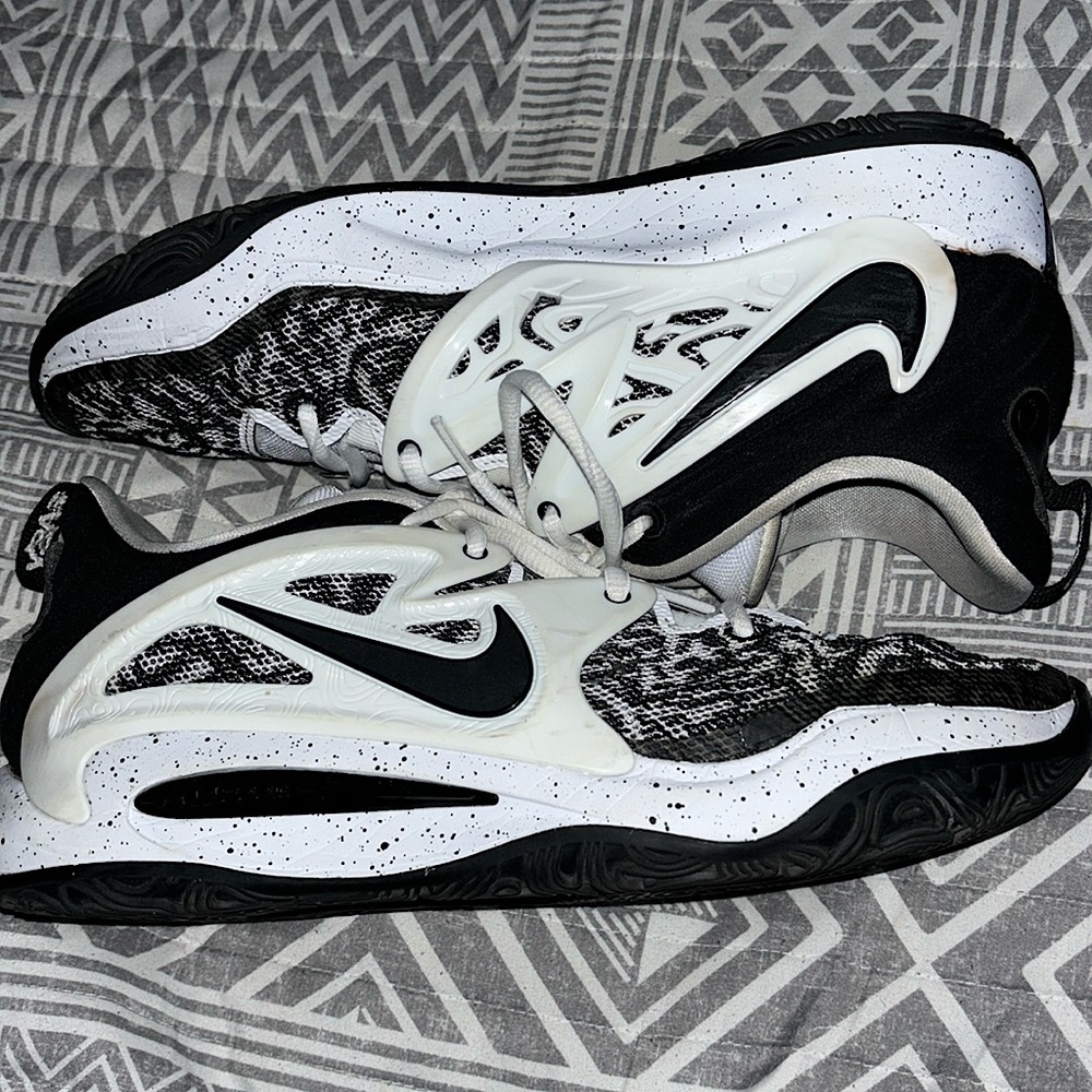 Kd15women’s size 8.5 Nikebasketball shoes no box but ingoodcondition minorscuffs